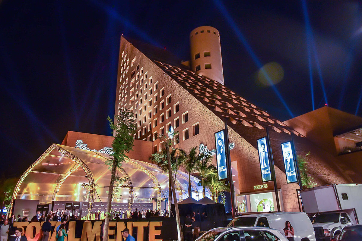 Palacio de Hierro Polanco / Iluminación exterior / Ciudad de México